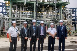 Gruppenfoto vor Industrieanlage für Wasserstoff